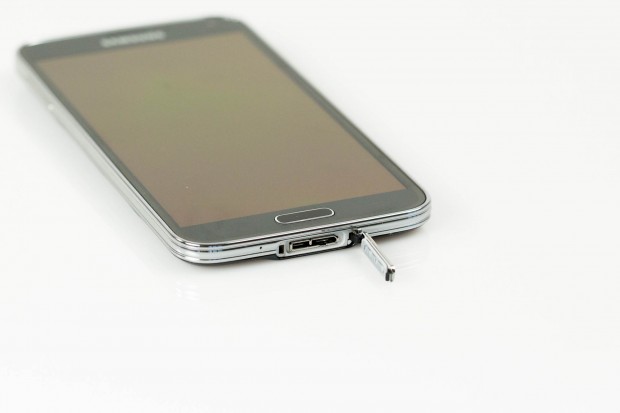 Der USB-Stecker ist mit einer gummiisolierten Klappe geschützt, das Gehäuse ist wasserfest. (Bild: Fabian Hamacher/Golem.de)